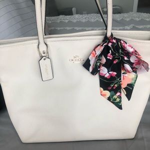 Coach medium tote purse